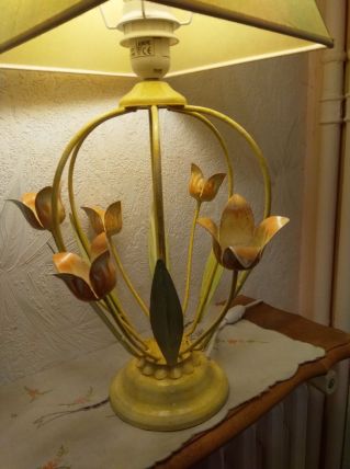 Lampe avec pied représentant des fleurs
