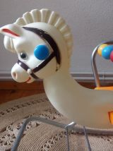 Ancien cheval à bascule en plastique des années 70