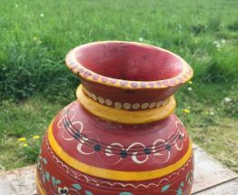 Vase en bois peint 