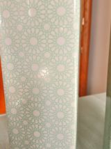 Jolis vases motifs floraux vert et blanc. 