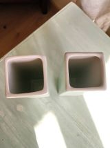 Jolis vases motifs floraux vert et blanc. 