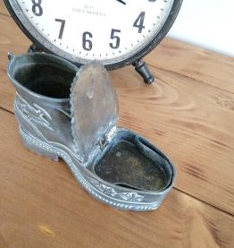 Chaussure "vagabonde" cendrier en métal 