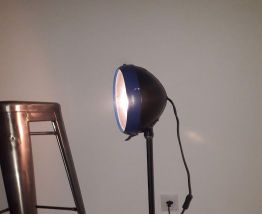 lampe vintage avec phare de voiture ancienne