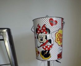 Lampe vintage a partir d'un seau chupa chups 