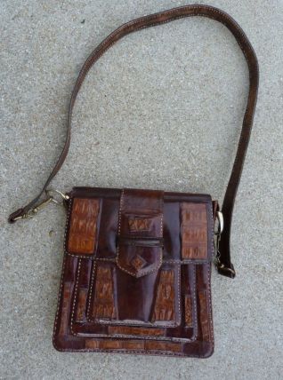 70s sac rigide bandoulière crocodile cuir vernis