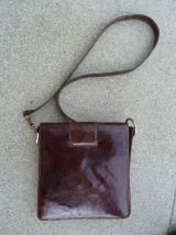 70s sac rigide bandoulière crocodile cuir vernis