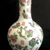 Chine, vase soliflore en porcelaine . 15 cm.