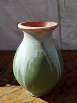 Joli vase en céramique peinte signé JEB