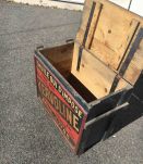 Caisse en bois vintage avec couvercle et beaucoup de patine.