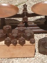 balance  vintage avec  ses  poids