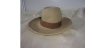 Ancien chapeau de poupée en feutrine beige