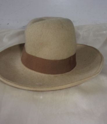 Ancien chapeau de poupée en feutrine beige