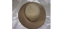 Ancien chapeau de poupée en feutrine beige