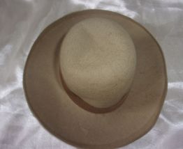 Ancien chapeau de poupée en feutrine beige