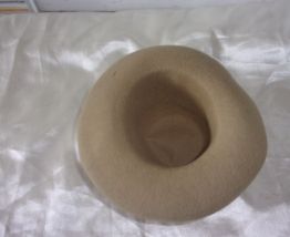 Ancien chapeau de poupée en feutrine beige