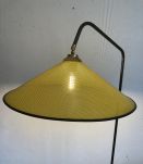  Lampadaire tripode tablette abat-jour tôle perforée vintage