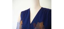 Longue robe vaporeuse et bucolique bleue marine motifs fleur