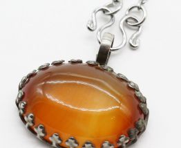 Collier avec pendentif cornaline