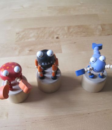 3 petits jouets en bois articuler  