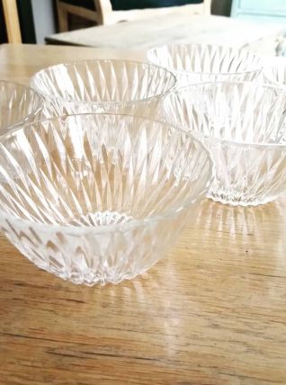 6 coupelles à fruits en verre taillé. 