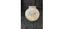Vase en verre moulé décor floral - Années 30