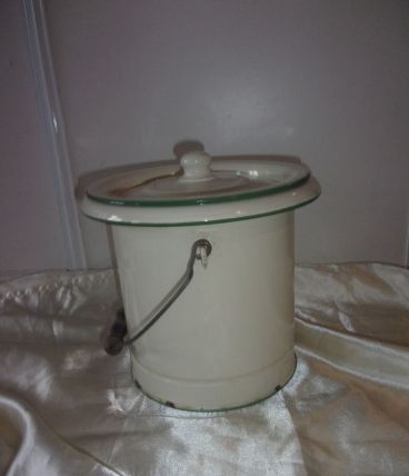 Ancien seau d'aisance en tôle émaillée