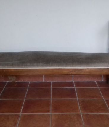 Banc ancien en bois et tissu