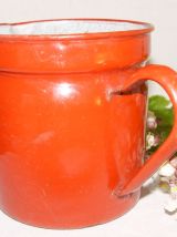 Ancien pot en tôle émaillée rouge
