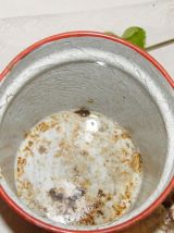 Ancien pot en tôle émaillée rouge