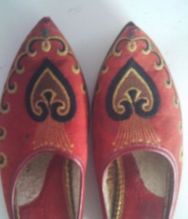 Chaussure babouche rouge brodé