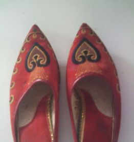 Chaussure babouche rouge brodé