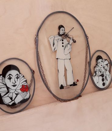 Ensemble de trois cadres en verre, Pierrot musicien. Illustr