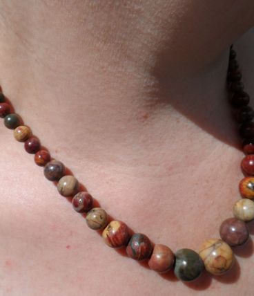 collier avec  pierre jaspe picasso 