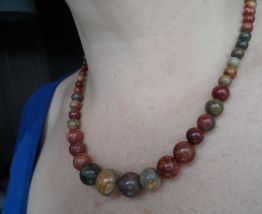 collier avec  pierre jaspe picasso 