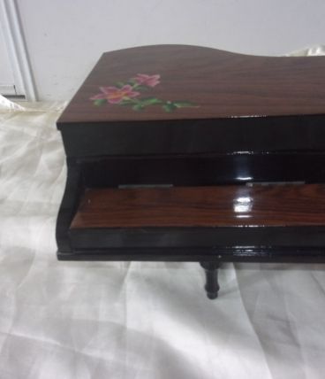 Ancienne boîte à bijoux forme piano