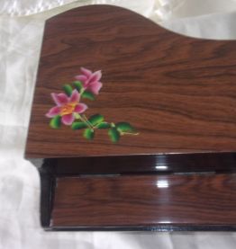 Ancienne boîte à bijoux forme piano