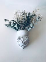 Vase mural ex-voto antique en porcelaine