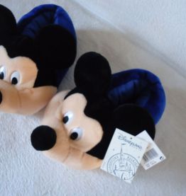 Chaussons Mickey neufs avec étiquette prix 22,71€ de Disneyl