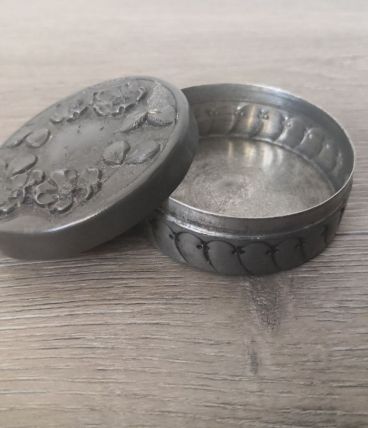 Boîte ronde avec fleurs, étains d’art