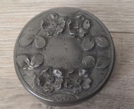 Boîte ronde avec fleurs, étains d’art