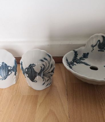 Porte savon + 2 patères en porcelaine