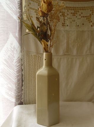 Ancienne bouteille en grès beige grisé octogonale