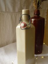 Ancienne bouteille en grès beige grisé octogonale