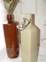 Ancienne bouteille en grès beige grisé octogonale