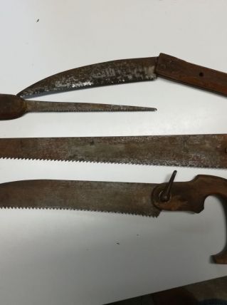 Lot de scies anciennes