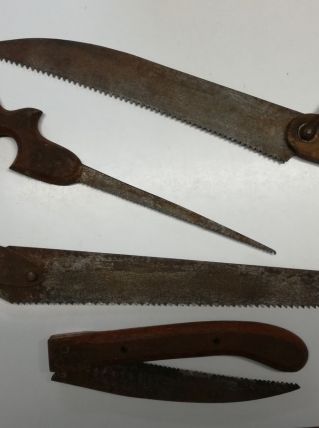 Lot de scies anciennes