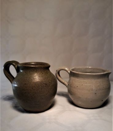 Set de deux pots à lait en grès émaillés
