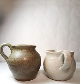 Set de deux pots à lait en grès émaillés