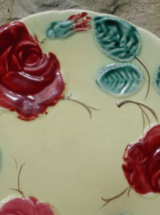 Assiette en barbotine à décor de roses
