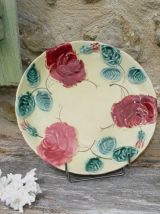 Assiette en barbotine à décor de roses